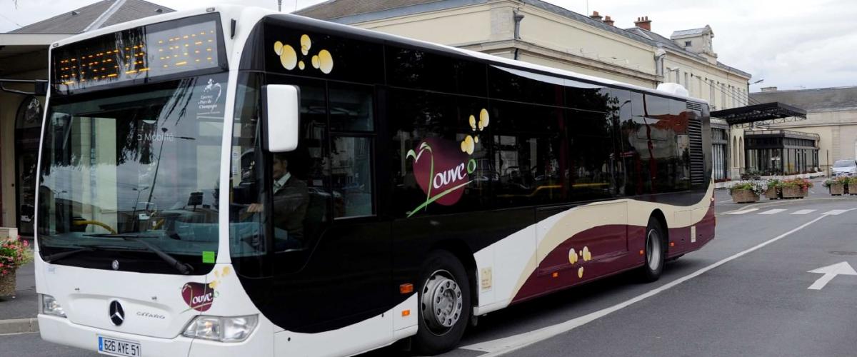 Un bus Mouvéo dans la ville d'Epernay