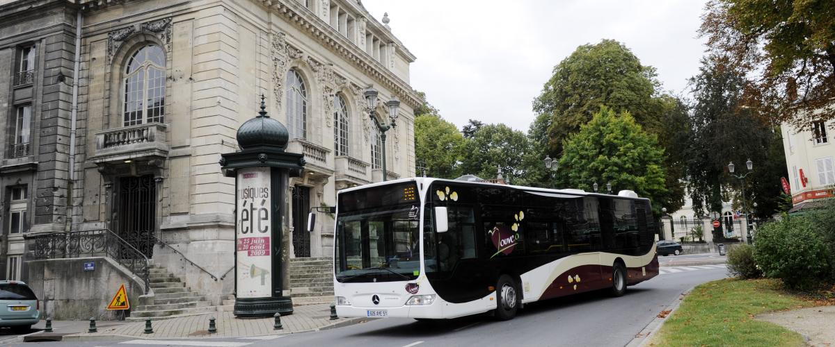 Un bus Mouvéo dans la ville d'Epernay